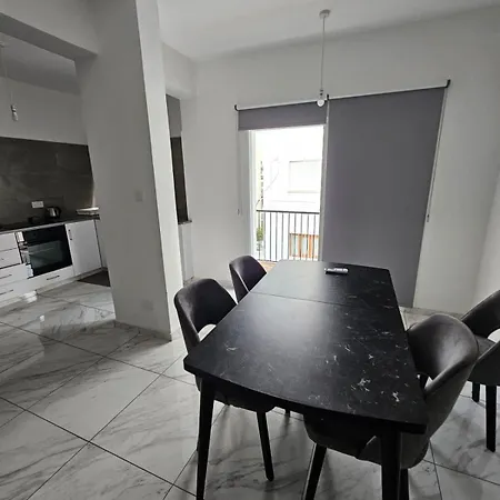 Апартаменти Modern 2br With Balconies In Center